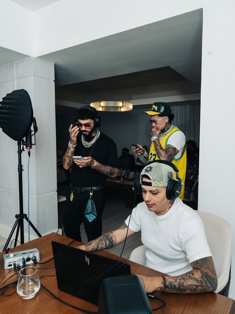 Blessd y Anuel AA vuelven a unir sus voces con el lanzamiento de “CapCana Cocoa”